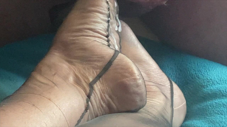 Mr MF: Mme les pieds matures reçoit une crème spéciale sur ses...
