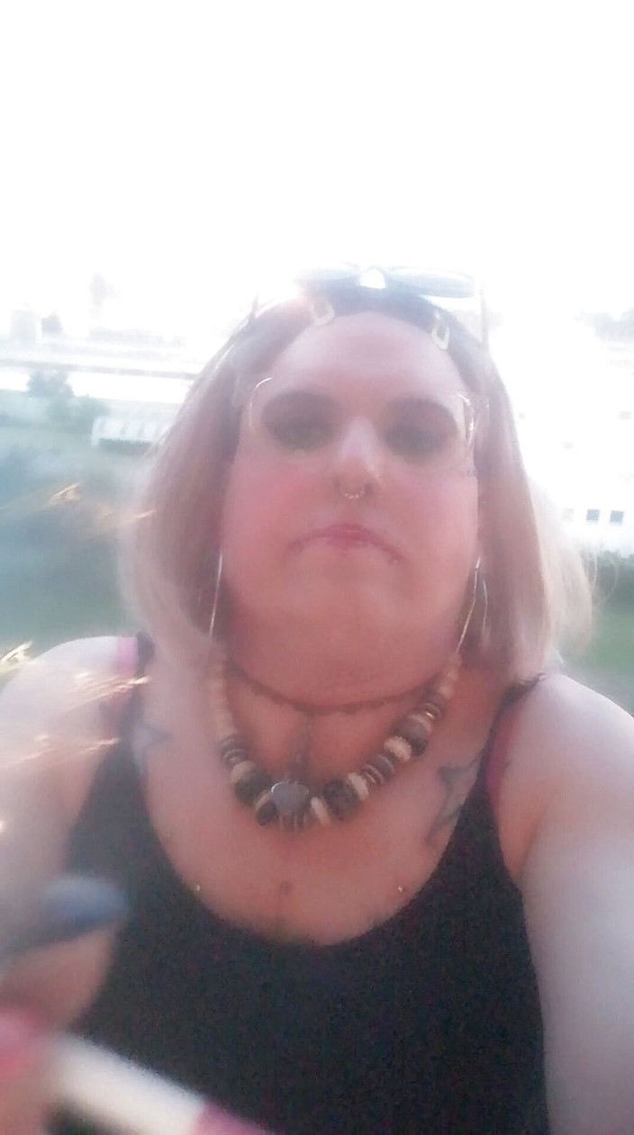 Stefanie Laveire: La trans bionda stefanie fuma 2