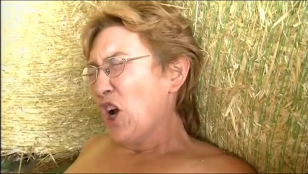 Out Sexxx: Une femme mature se fait baiser dans une ferme