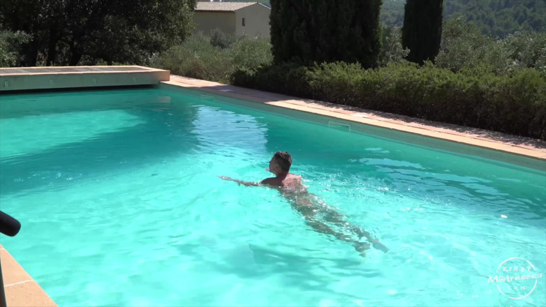 Kinky Mistresses: Roter strapon lutscht am pool