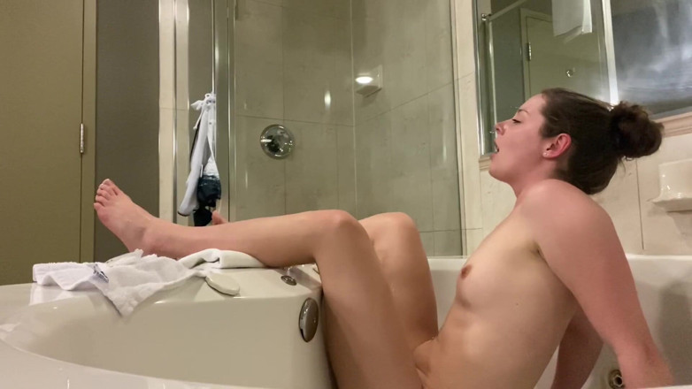 Nadia Foxx: Готельна ванна/джакузі, оргазм від тиску води (кричить!)
