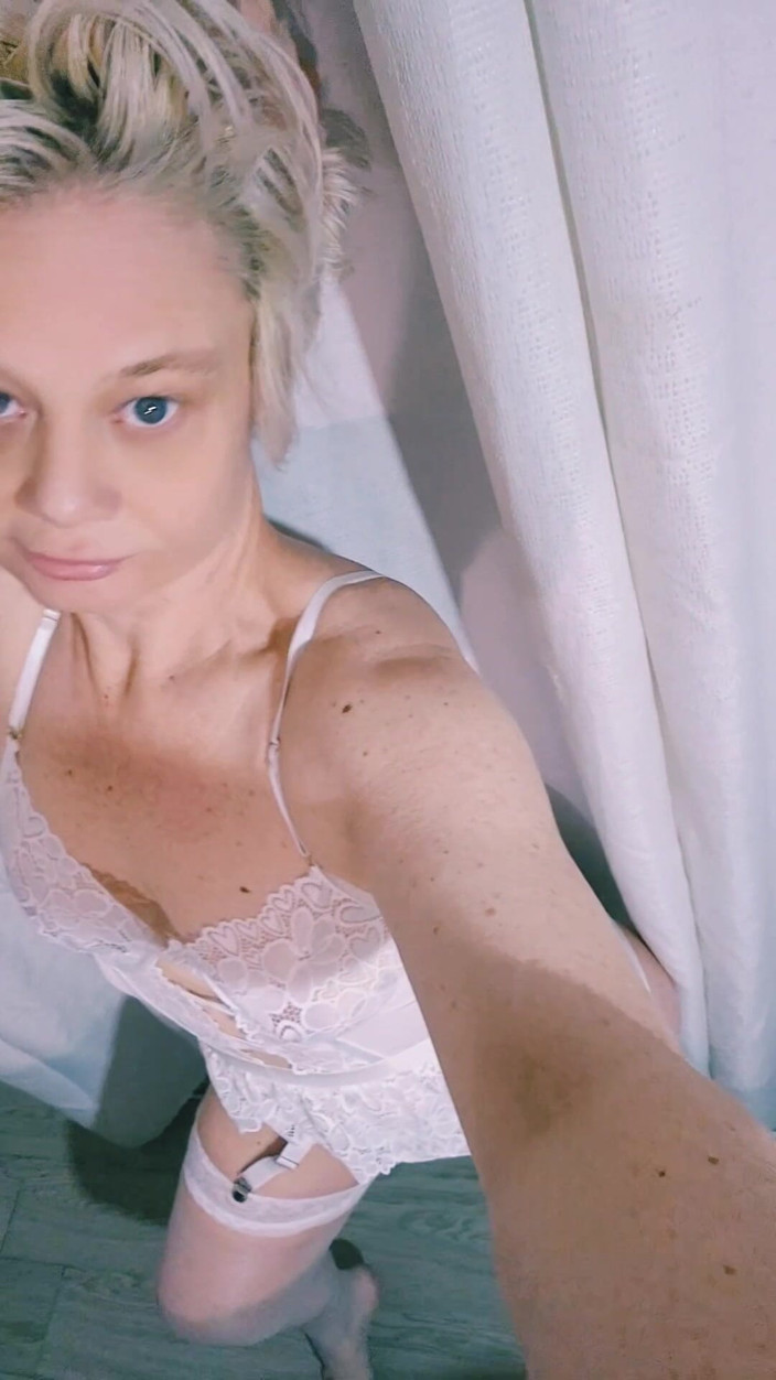 Sofy13: V bílém a sexy prádle