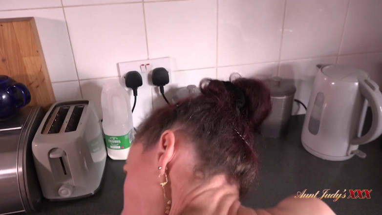 Aunt Judy's XXX: AuntJudysXXX - Follando a Tu Esposa Madura Scarlet En La Cocina (en...
