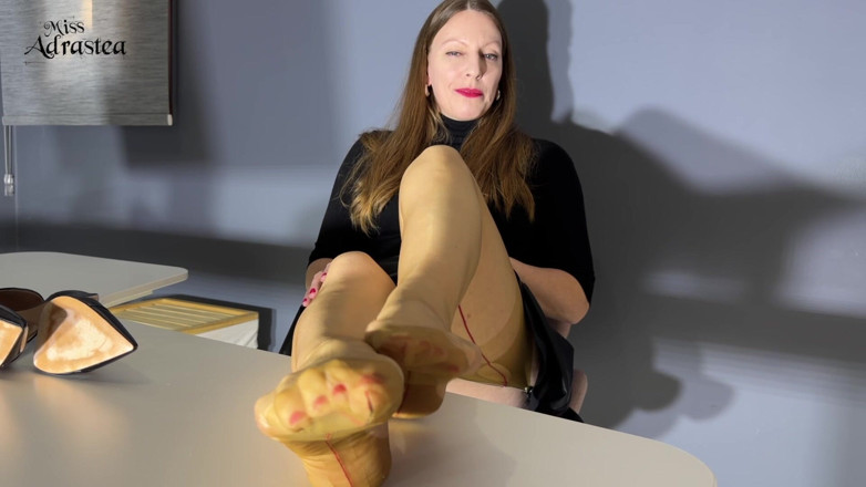 Miss Adrastea: Snusa på mina skrynkliga sulor och sperma på mitt kommando! -...