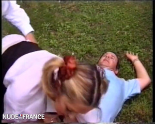 La France a Poil: Vysokoškolačka s blonďatými peřinami je ošukaná na trávníku.