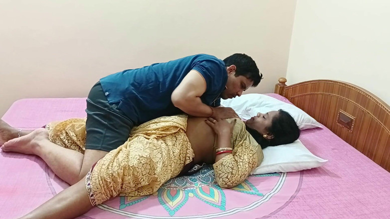 Popmini: Indická sexy vdaná bhabhi romantické kouření a žhavý sex v sárí šukání...