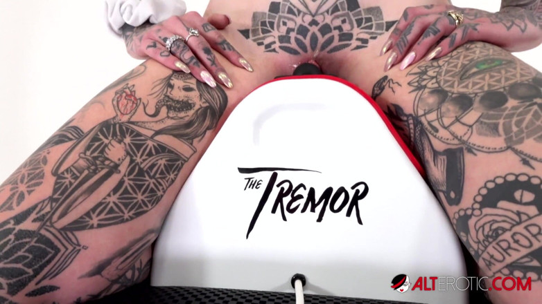 Alt Erotic: Tatuerad Bärnsten Luke rider på tremor för första gången