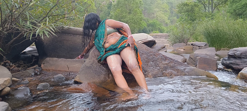 Telugu honey lips: Une tatie telugu sexy en soie se baigne en plein...