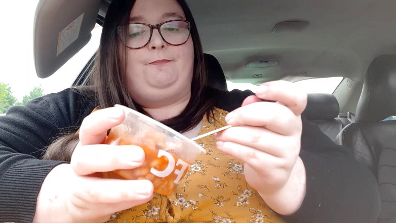 SSBBWLadyBrads: Ssbbw bbw se oddává lízání kfc prstů