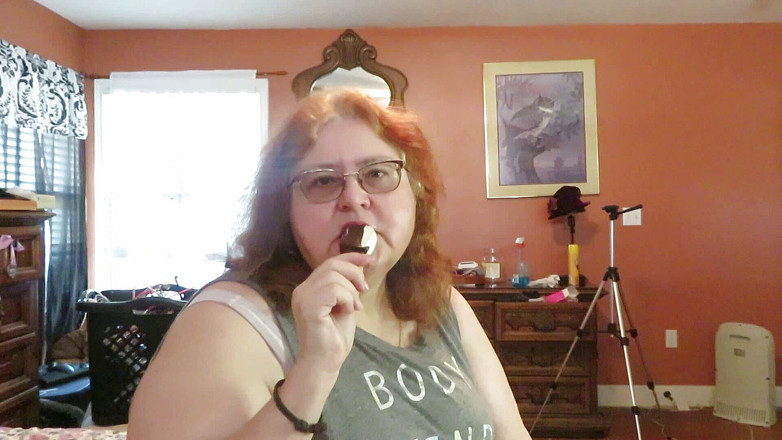 BBW nurse Vicki adventures with friends: Vicki matura donnona bianca rossa lecca e succhia un gelato