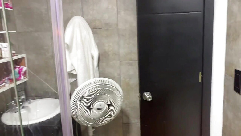 Yeison: Abang tiri saya sedang mandi, jadi saya pergi ke bilik...