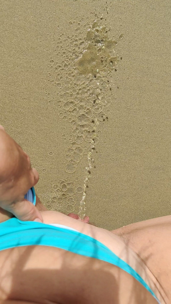Abella Love: Quente xixi em primeiro plano: milf mijando depois de nadar