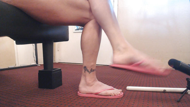 Abby Anna: ASMR, sandal jepitan merah muda kotor