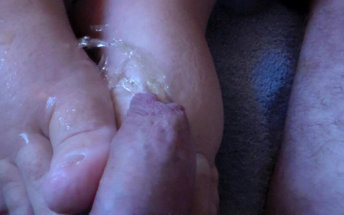 Sex hub couple: John'un Jens'in ayaklarına işiyor yakın çekim
