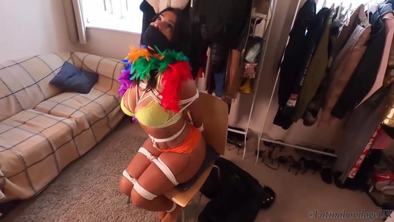 Latina Fetish: Latina svázaná těsná a roubíkem s různými dáviči! Při nošení...