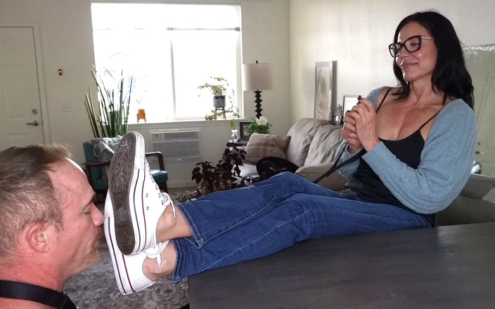 Goddess zephy: Leccare il cane via dal fondo della mia Sneaker !! (sì, è reale)...