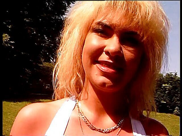 Lucky Cooch: Blond mamuśka na wywiadzie na świeżym powietrzu