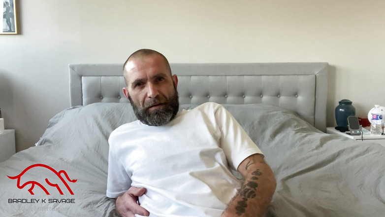 Bradley K Savage: Словесний тато, який вимагає, щоб його пахви були вилизані покірним дна
