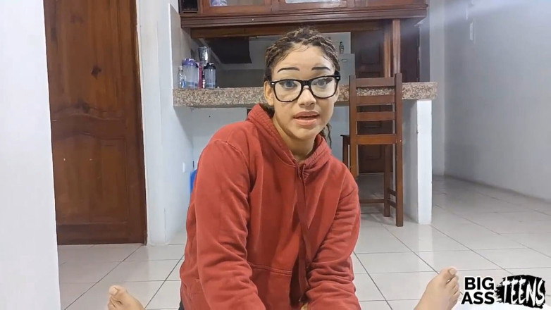 Abella Riley: Sorellastra ha appena compiuto 18 anni e chiede il suo primo...