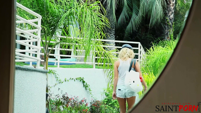 SaintPorn: Une Blonde Se Masturbe Sur Un Cul À Bouche Dans Le...
