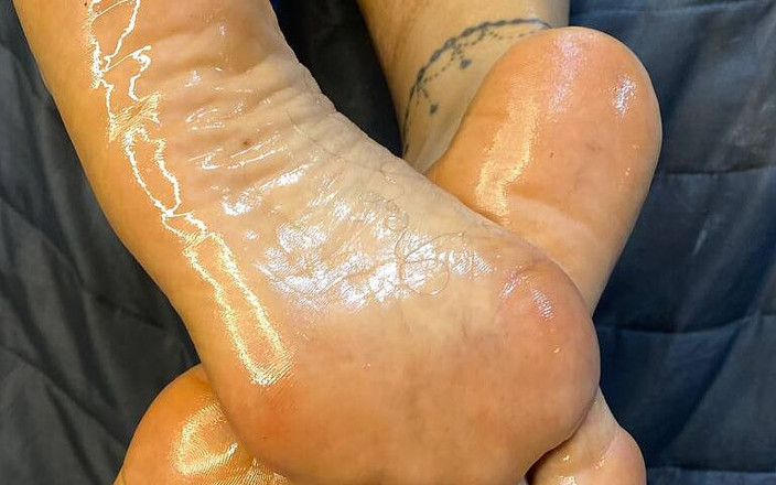 fiesta_porno: Minha amiga cobre seu rosto desejando que eu a fizesse...