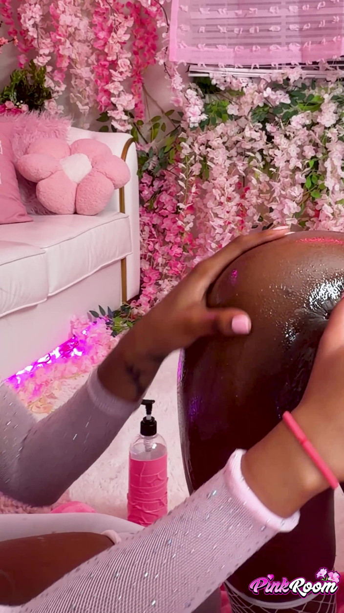 Nasty Sluts Studios: Poppy et Lana adorent faire plaisir et pisser - vertical