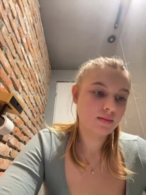 JuiceLussie: Обнаженная на публике. Горячее тело, сперма с вибратором. Засвет большой задницы. Трахаю пальцами девственную киску