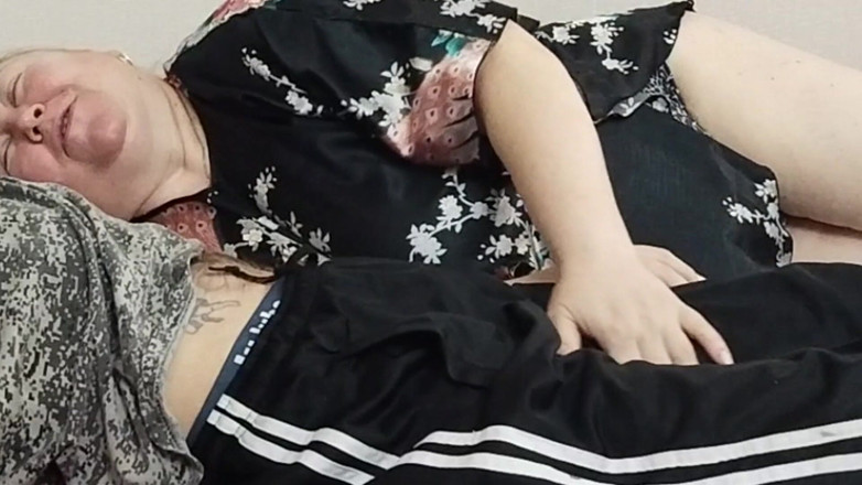 Zona901: 오럴을 해주고 정액을 삼키는 시어머니