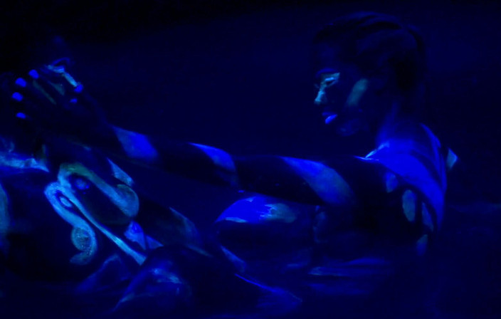 Radical Lesbian: fluorescerande kroppsfärg flickor.