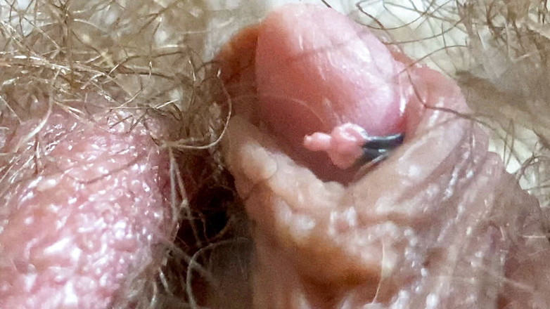 Cuteblonde666: Une géante du clito avec un modèle entraîne des gens,...