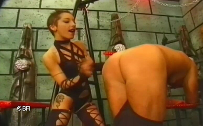 Hardcore slave sex: Depravado y afeitado [extraño]