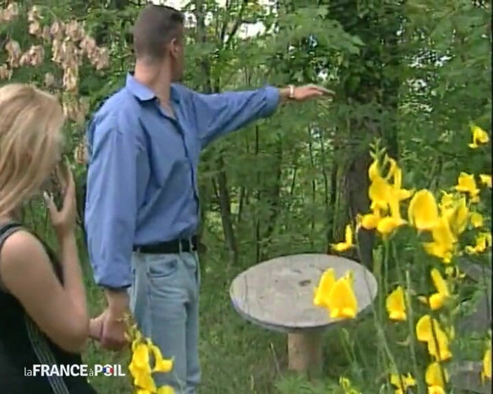 French Wives Offered: ¡Una seductora lleva a una nueva presa a un lugar...