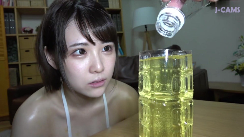J-Cams: Elle s’abandonne à l’instant, une douce beauté perdue dans les vagues...