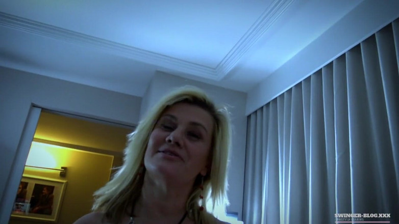 PSFILM: MILF blonde miang Heather menikmati dua zakar keras dalam video...