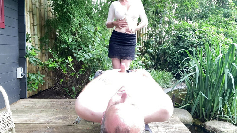 SluttyShanna: Sentada en la cara afuera, te daré mi néctar dorado