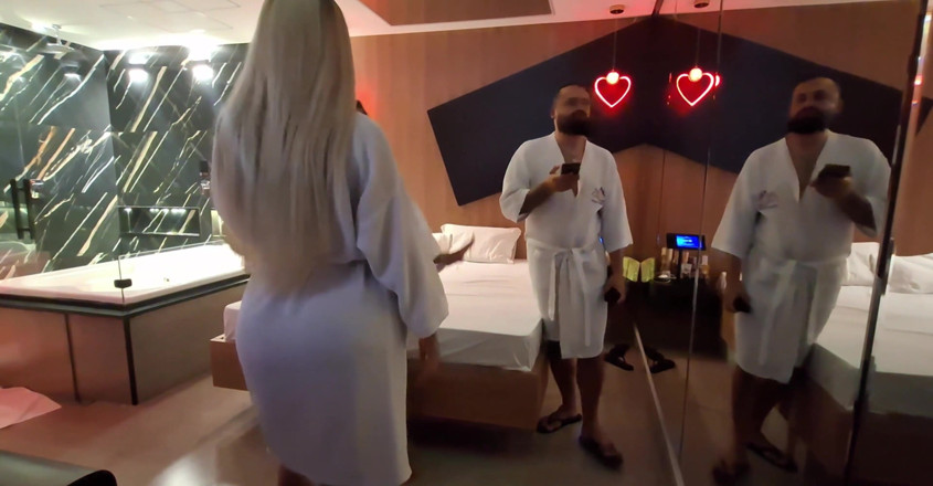 Casal Mattos Trans: Разминка в мотеле: Николи и блондинка-трансгендер танцуют и дразнят!