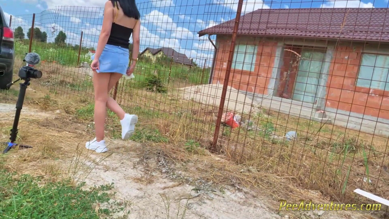 Pee Adventures: Sexy brünette öffnet ihre beine und pinkelt auf den boden