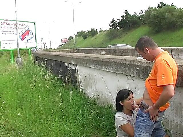 Hot Euro Girls: Une fille sexy baise sur une autoroute
