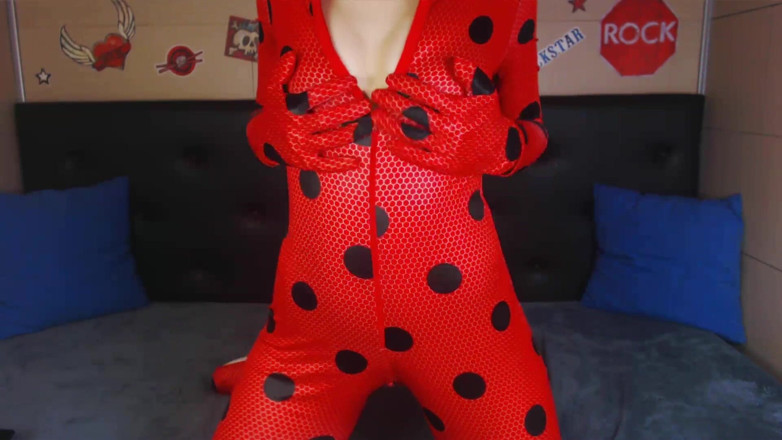 Candystart Videos: Miraculoasa Ladybug costumată se joacă cu un vibrator