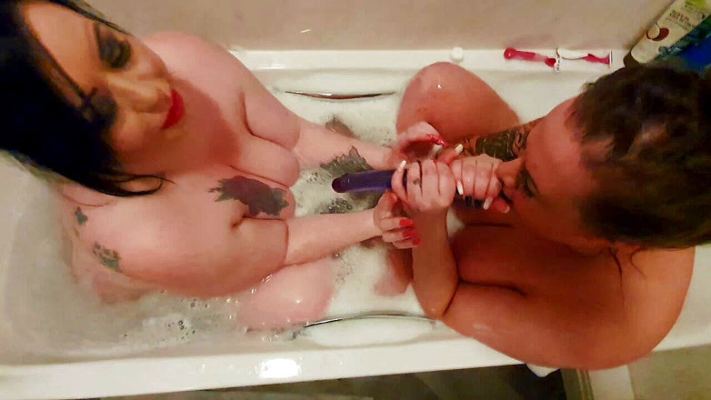 Mia MILF: Britische lesbische MILFs im bad vor der kamera erwischt.