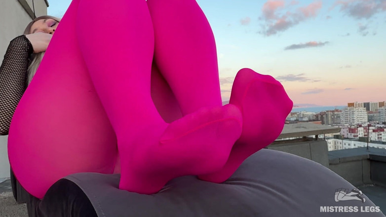 Mistress Legs: Provocación de nylon rosa en la azotea al atardecer - pies...