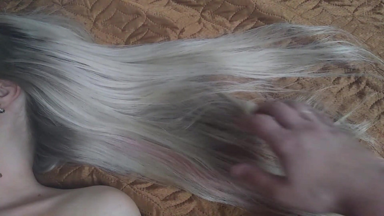 Sweet Hot mouth: Hairjob, une blonde joue avec une bite, une MILF éjacule sur...