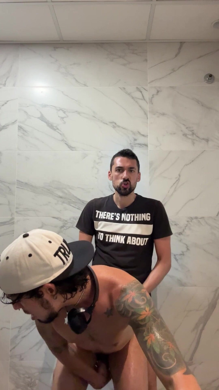 Liam Harding: Sexy latina Twink je ošukaná na WC