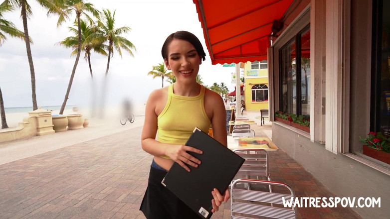 Waitress POV: Serveuse en POV - Natalie Porkman - attachée aux saucisses