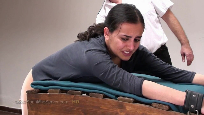 Spanking Server: Yasmeena hapiste kırbaçlandı