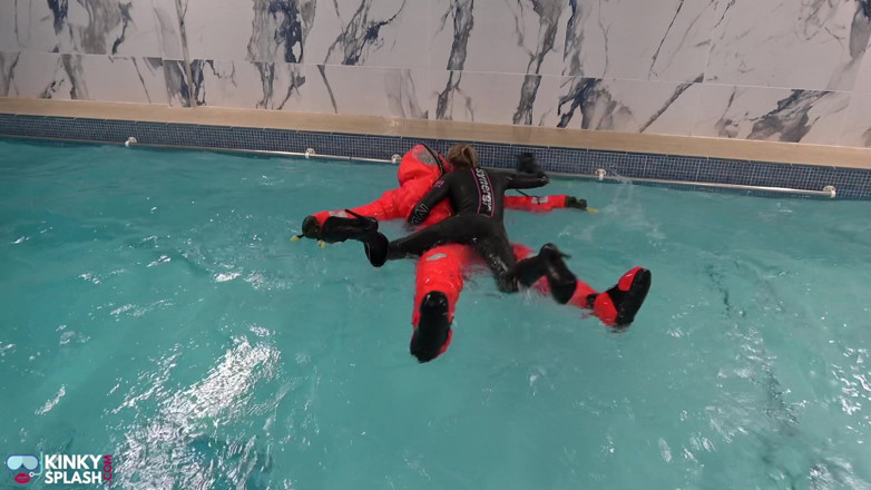 UKCuteGirl Lucy Lauren: Human Life Raft - penguasaan kolam hamba sut yang melambung