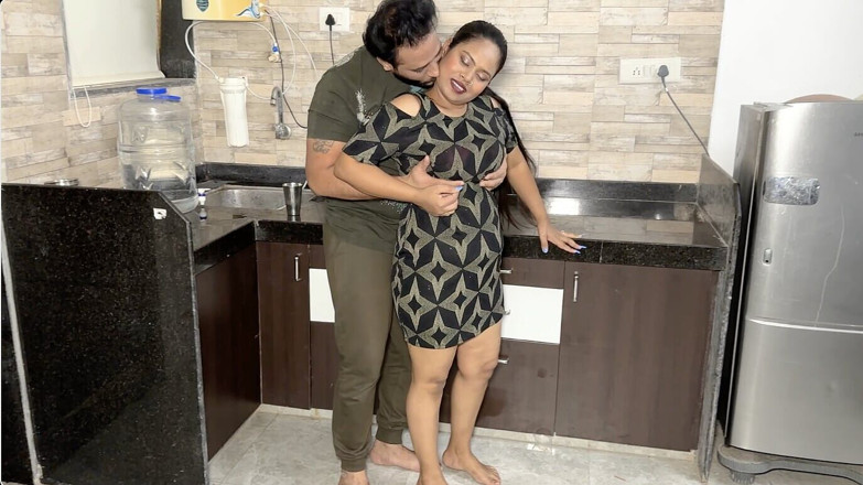 Desimaal69: Homem faz sexo com esposa na cozinha