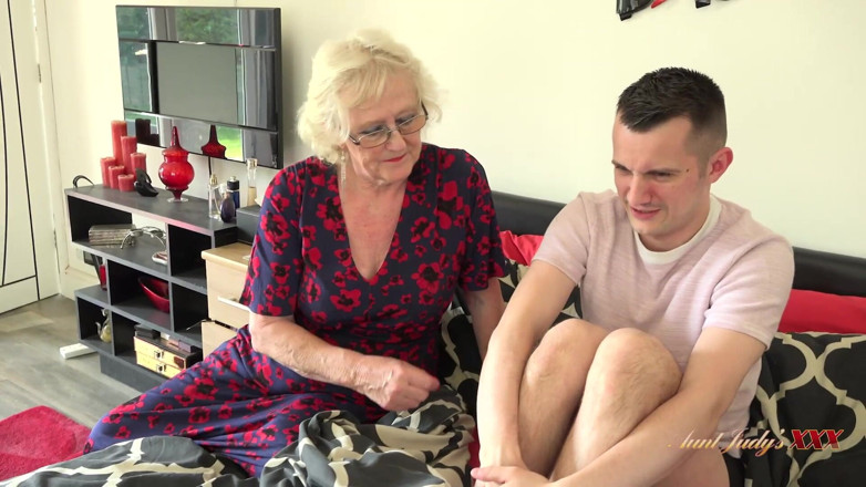 Aunt Judy's XXX: Tetona gilf de 66 años Sra. Claire atrapa al amigo de...