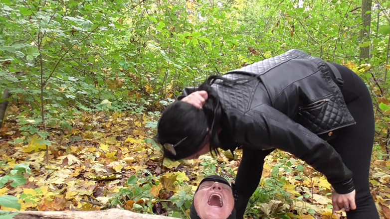 Femdom Austria: Séance de crachats dans la forêt
