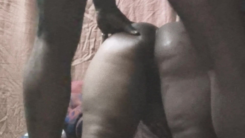 Indian anal: Adik iparku lagi asik seks anal pakai but plug